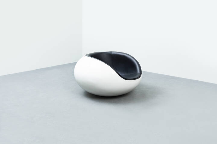 Eero Aarnio 
Egg Pod Ball Chair 
Fibra di vetro, seduta imbottita rivestita in pelle
Progetto del 1963
cm 50x95x95
