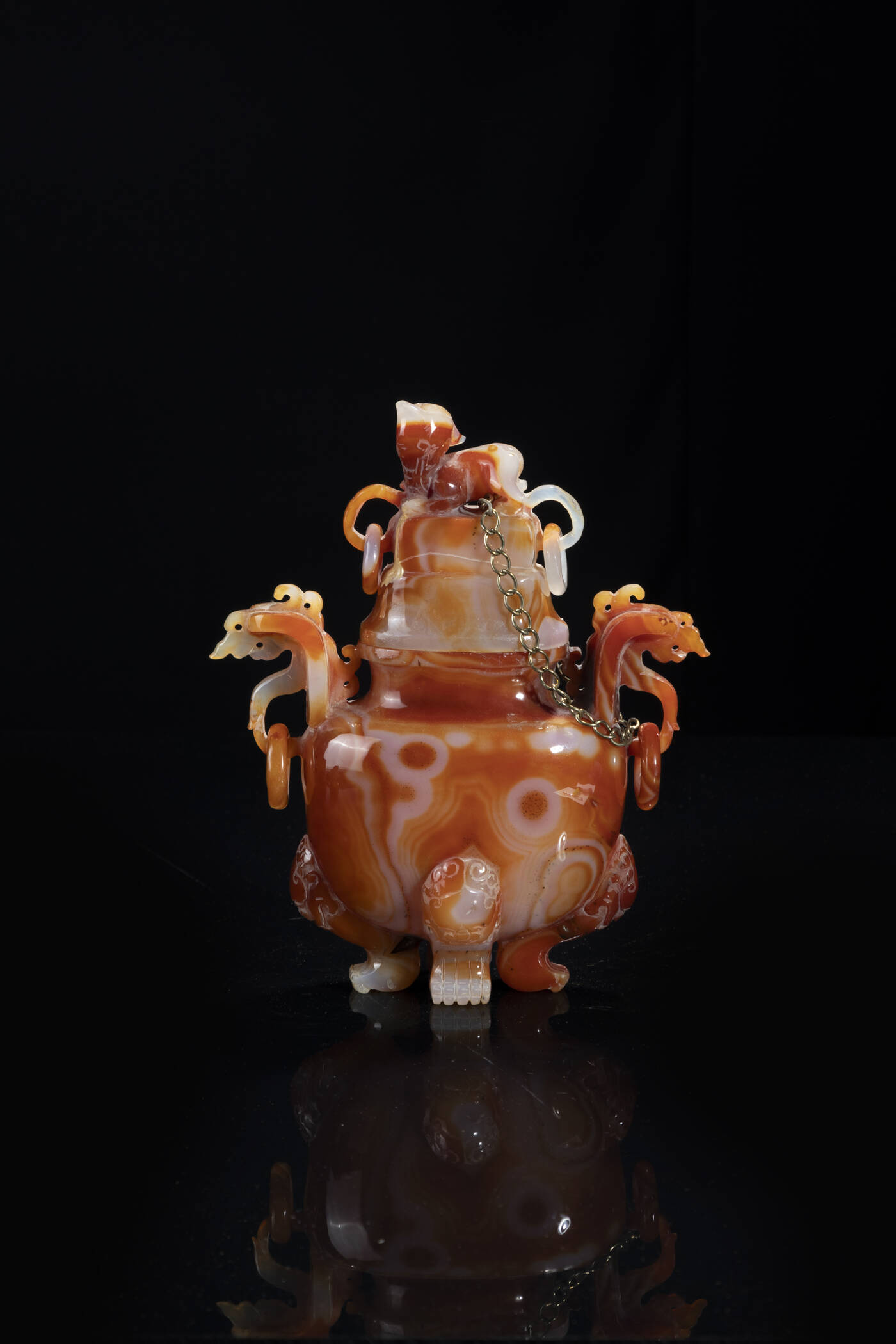 Vaso in agata con manici e coperchio sormontato da animale, Cina, Repubblica, XX sec H cm 25 Diam cm 21