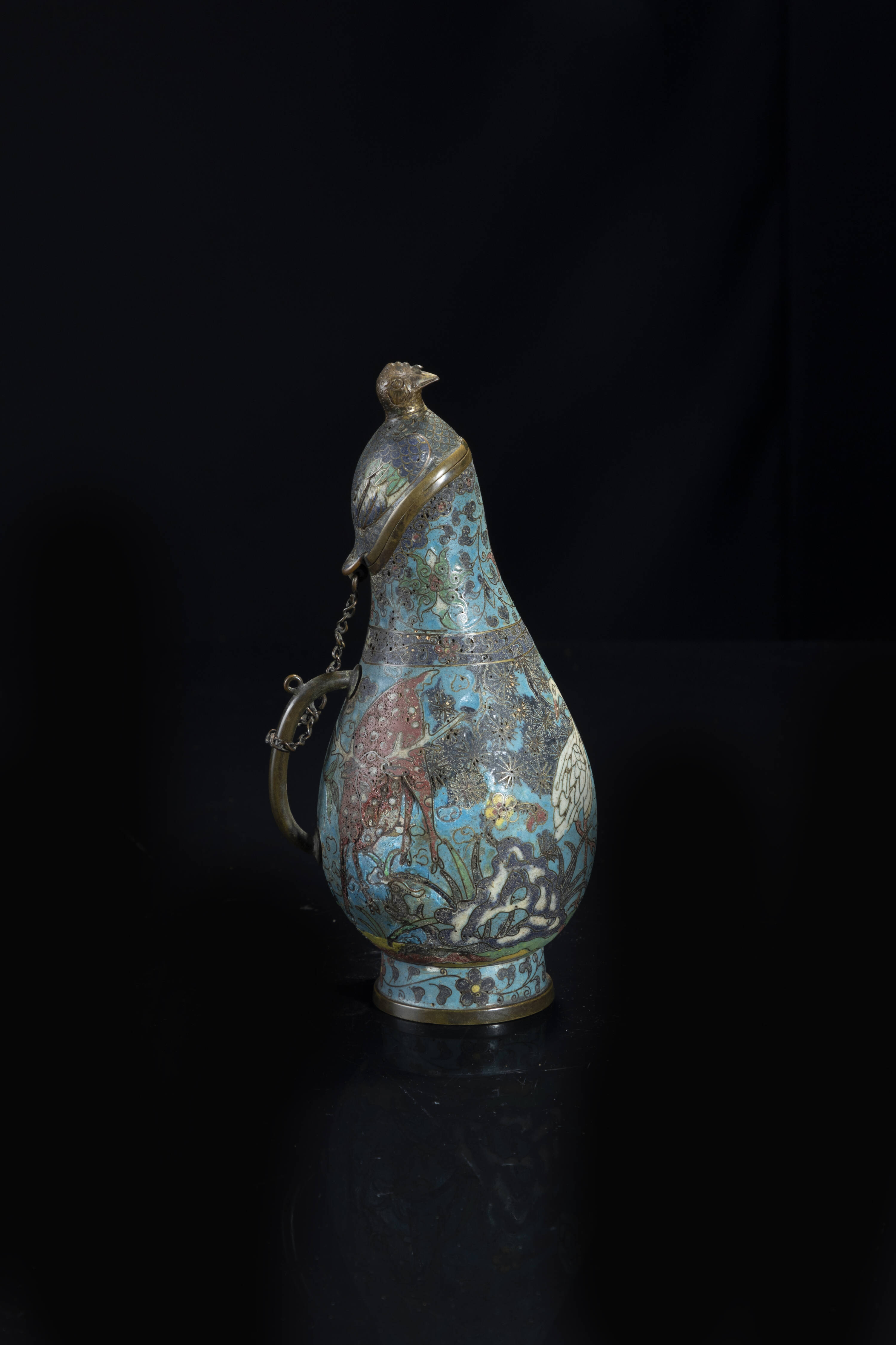  Vaso in cloisonné a forma di zucca con coperchio sormontato da uccello, Cina, dinastia Qing, XVIII sec H cm 22 Diam cm 11